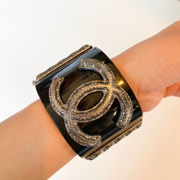 ✨SOLD✨Authentic CHANEL Acrylic Cuff Bracelet - Picture 6 of 8